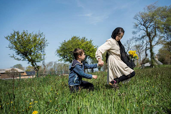 Olivier Jobard, Sima et mon plus jeune fils, Léon, en week-end en Normandie, Veulettes-sur-Mer, 29 avril 2023 © Olivier Jobard / MYOP