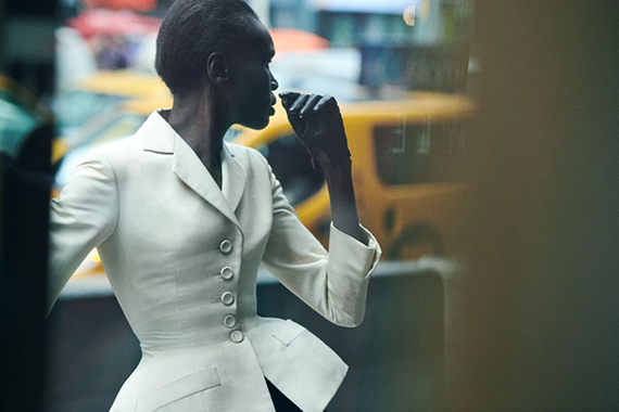 Peter Lindbergh (1944-2019) New York, 2018. Christian Dior, haute couture printemps-été 1947, ligne Corolle, modèle Bar porté par Alek Wek © Peter Lindbergh Foundation, Paris 