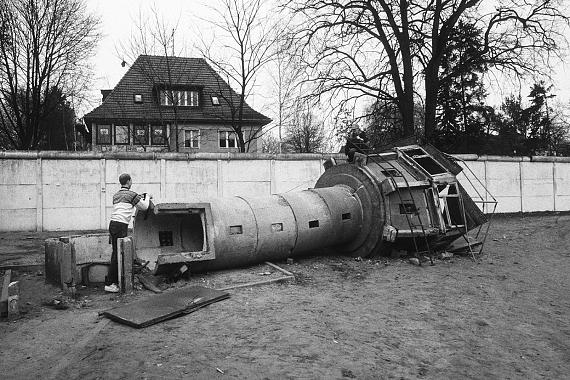 Demolierter Wachturm in Steinstücken, 1990
© Gottfried Schenk