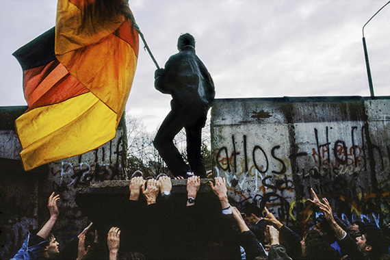 Mauerfall – Menschenmassen aus Ost und West treffen sich am Potsdamer Platz / 12. November 1989, West-Berlin, Deutschland © Stéphane Duroy | Agence VU