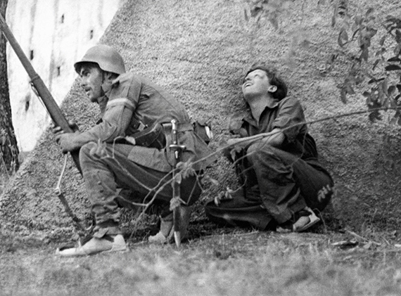 Robert Capa, Gerda Taro, Cerro Muriano, Cordoba-Front, Spanien, 1936 
© Robert Capa © ICP | Magnum Photos	