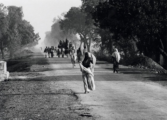 Foto: Barbara Klemm, Uttar Pradesh, Indien, 1982, MUSEUM MMK FÜR MODERNE KUNST, Schenkung der Künstlerin, © Barbara Klemm, 2025, Foto: Axel Schneider