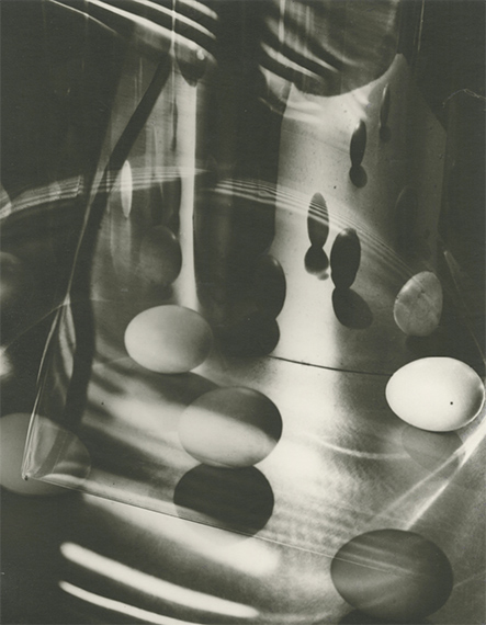 Carlotta Corpron
Eggs Encircled, 1948
Gelatin silver print; printed 1978
13 × 10 in | 33 × 25.4 cm
Courtesy Howard Greenberg Gallery, New York Carlotta Corpron
Eggs Encircled, 1948
Gelatin silver print; printed 1978
13 × 10 in | 33 × 25.4 cm
Courtesy Howard Greenberg Gallery, New York