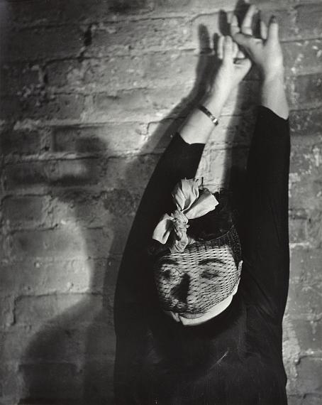 Lisette Model
Valeska Gert
c. 1945/printed 1977 by Gerd Sander
Gelatin silver print on Agfa paper
50 x 39.8 cm (50.5 x 40.5 cm)