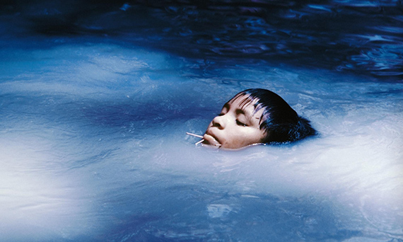 Claudia Andujar, A jovem Susi Korihana thëri em um igarapé, 1972 1974 © Claudia Andujar   Claudia Andujar, A jovem Susi Korihana thëri em um igarapé, 1972 1974 © Claudia Andujar