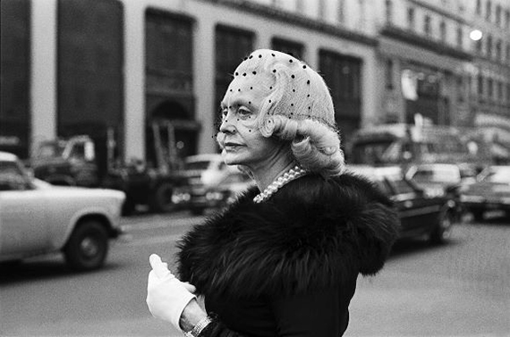 Mujer con redecilla en la 5ª Avenida de Nueva York, 1980-81. © Isabel Azkarate
Mujer con redecilla en la 5ª Avenida de Nueva York, 1980-81. © Isabel Azkarate