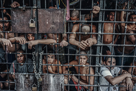 Giles Clarke, Caged, El Salvador, 2013© Giles Clarke, Courtesy of Ilaria Quadrani Fine Arts