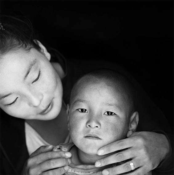 Christine Turnauer, Erdenebayar with son Zamlen, Mongolia, 2013. Inkjet Coal, pigment print on Hahnemuhle paper, 45cm × 45cm.