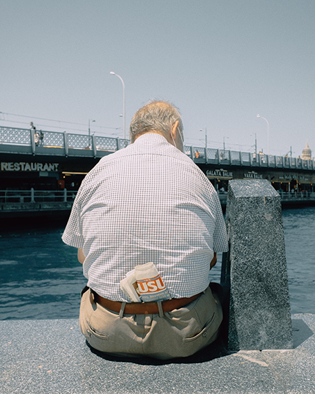 Ci DemiIl giornale 2021from the series: Unutursan Darılmam (No Offence If You Forget, 2018—2024) 80x100cm, Hahnemühle Photo Rag 308&copy; Ci Demi, Courtesy of Şule Gazioğlu Gallery
