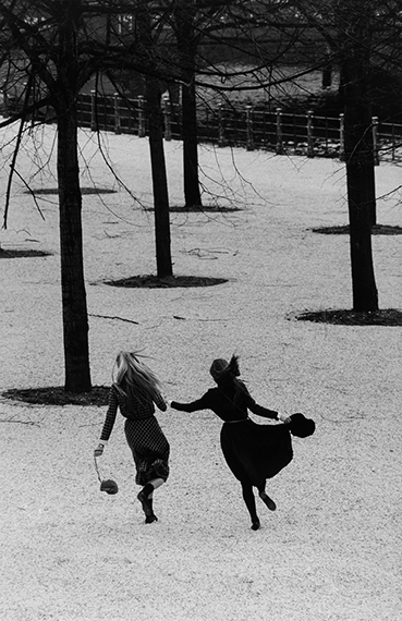 Sibylle BergemannAnette and Angela, Lustgarten, Berlin1982© Estate Sibylle Bergemann. Courtesy Loock Galerie, Berlin