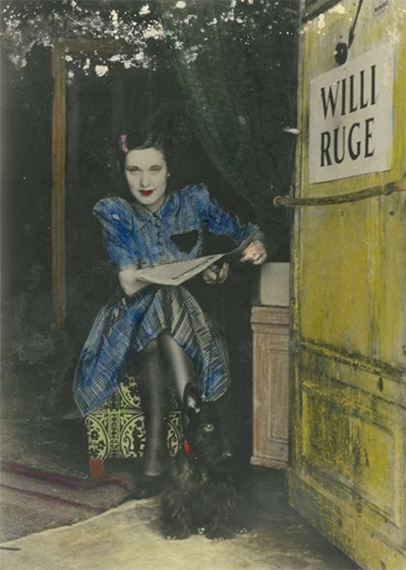 Willi Ruge (1892–1961)
Elly Ruge, um 1947
Silbergelatinepapier, koloriert, 28,9 x 20,8 cm
Kunstbibliothek – Staatliche Museen zu Berlin Willi Ruge (1892–1961)
Elly Ruge, um 1947
Silbergelatinepapier, koloriert, 28,9 x 20,8 cm
Kunstbibliothek – Staatliche Museen zu Berlin