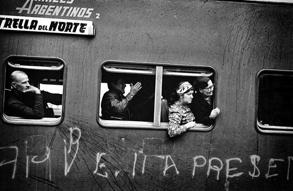 Alain Keler, Arrival of Argentinians from the north who have come to the capital in search of work, Buenos Aires, Argentina, 1973Courtesy of the artist and MYOP.