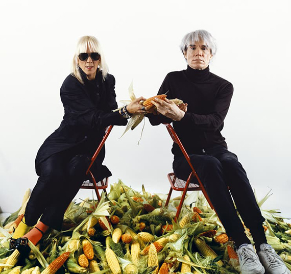 Marta Minujín with Andy Warhol, El pago de la deuda externa argentina con maíz, “el oro latinoamericano” (Paying Off the Argentine Foreign Debt with Corn, “the Latin American Gold”), New York, 1985 / 2011, C-print, 36 3/8 × 39 1/4 in. (92.4 x 99.7 cm). Collection of the artist. © Marta Minujín, courtesy of Henrique Faria, New York and Herlitzka & Co., Buenos Aires.
Marta Minujín with Andy Warhol, El pago de la deuda externa argentina con maíz, “el oro latinoamericano” (Paying Off the Argentine Foreign Debt with Corn, “the Latin American Gold”), New York, 1985 / 2011, C-print, 36 3/8 × 39 1/4 in. (92.4 x 99.7 cm). Collection of the artist. © Marta Minujín, courtesy of Henrique Faria, New York and Herlitzka & Co., Buenos Aires.