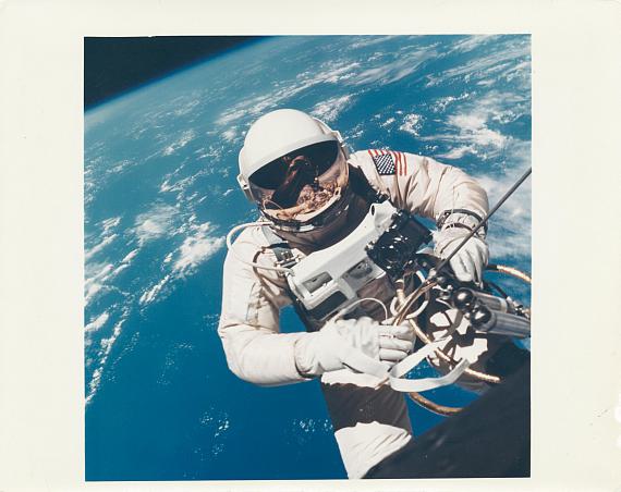 Lot 12
GEMINI IV - The First Photograph of a Human in Space
Ed White floating over Hawaii during the first U. S. spacewalk
James Divitt, 3-7 June 1965
Vintage chromogenic print
20.3 x 25.4 cm
Estimate: 3.000/5.000€ Lot 12
GEMINI IV - The First Photograph of a Human in Space
Ed White floating over Hawaii during the first U. S. spacewalk
James Divitt, 3-7 June 1965
Vintage chromogenic print
20.3 x 25.4 cm
Estimate: 3.000/5.000€