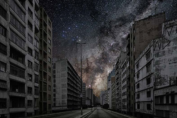 ©  Thierry Cohen:São Paulo 23° 32’ 09’’ S 2011-06-07 lst 11:52, ", courtesy Galerie Esther Woerdehoff
