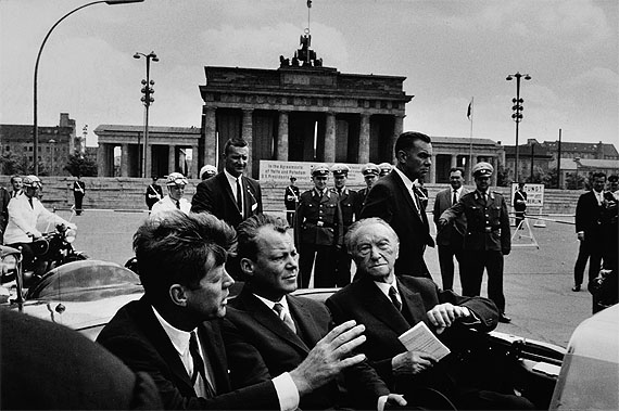 Will Mc BrideJ.F. Kennedy, Willy Brandt und Konrad Adenauer vorm Brandenburger Tor, 1963Silver gelatine print, 31,5 x 43,5 cm