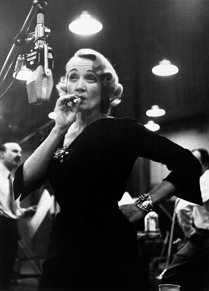 Eve Arnold: Marlene Dietrich in den Aufnahmestudios von Columbia Records, NYC, 1952 © Eve Arnold / Magnum Photos