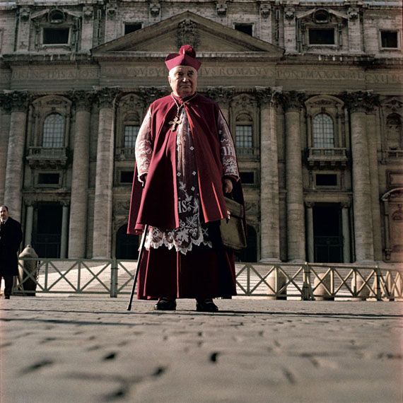 Lothar Wolleh: o.T.,  Ein Kardinal vor dem Petersdom, Rom, um 1962-1965, aus der Reihe zum II. Vatikanischen Konzil © Oliver Wolleh