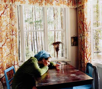 Aino Kannisto: Untitled (Green Pullover), 2003. C-print mounted on aluminium. 90 cm x 105 cm. Copyright Aino Kannisto.