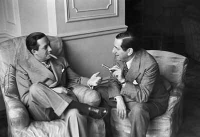 Erich Salomon: Ernst Lubitsch (right) talking with director Mervyn Leroy at Hotel Savoy, London 1937Gelatine-silver print, 15,3 x 21,5 cm, Vintage Print© bpk / Erich Salomon