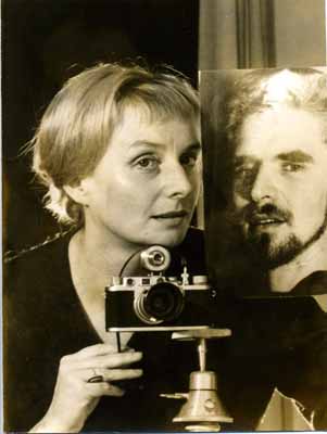 Selbstportrait von Leonore Mau mit einem Bild von Hubert Fichte, 60er Jahre