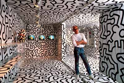 Tseng Kwong Chi fotografiert Keith Haring und den Tokyo Pop Shop