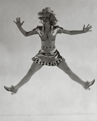 Operetta – soubrette Rosi Barsony performing a grotesc – dance. , Published in: Die Dame 19/1932, BIZ 2 / 1933, 15/1/1933, , Foto by Martin Munkácsi, © Joan Munkácsi. Courtesy ullstein bild