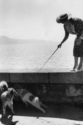 Almasys Frau Elisabeth mit seinem Hund Toto, Genfer See, um 1937 , Almasy's wife, Elisabeth, with his dog, Toto, Lake Geneva, c. 1937 , ©Paul Almasy / akg-images