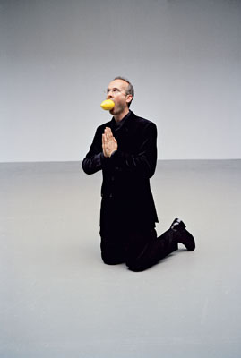 The artist begging for mercy, 2002, c-print, 180 x 126 cm (dedicated to Mauricio). Private Sammlung, Wien/ Private collection, Vienna © Erwin Wurm: VBK, Wien 2007