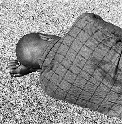 David GoldblattFrom the series «Particulars», 2003Man sleeping, Joubert Park, Johannesburg, 1975Gelatin-silver print, 50,8 x 61 cm© David Goldblatt