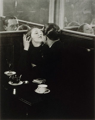 Brassaï, Lovers in a small café, Quartier Italie, around 1932 , © ESTATE BRASSAÏ - RMN / CNAC - MNAM