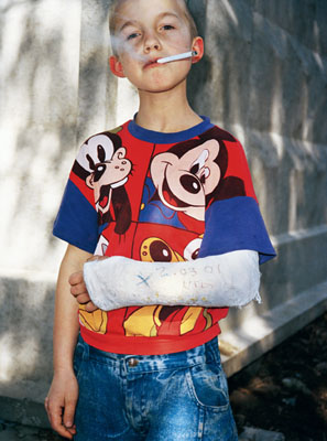 Sergey Bratkov, Mickey Mouse, aus der Serie «Juvenile Detention», 2001 (Jugendhaft), Lambda Print, 120 x 90 cm, Courtesy Regina Gallery, Moskau, © Sergey Bratkov
