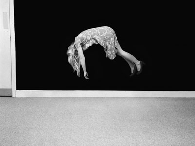 Clare Strand, "Aerial Suspension", aus der Serie "Conjurations", 2009 © Clare Strand