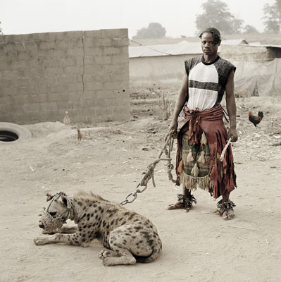 The Hyena and Other Men : Mallam Mantari Lamal avec Mainasara, Nigeria, 2005 © Pieter Hugo