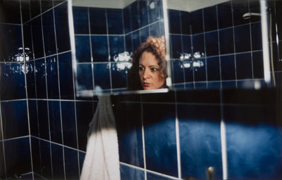 Self-Portait in my blue bathroom, Berlin, 1991, © Nan Goldin / Berlinische Galerie