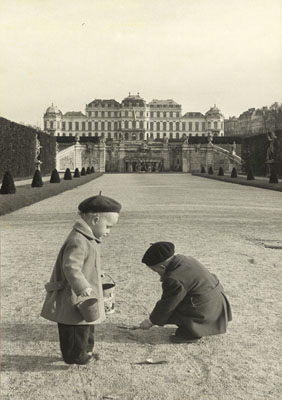 Erich Lessing, IM Belvederegarten, Wien, 1954 © Erich Lessing / Magnum Photos / Focus