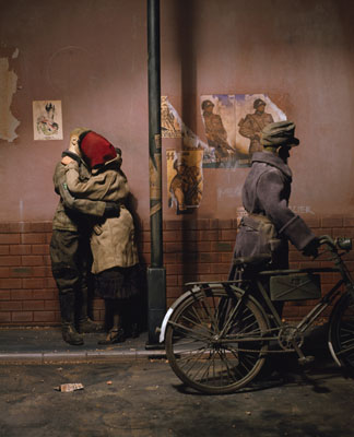 © Paolo VenturaWar Souvenir. Novembre 1944, coppia di amanti, 2006Courtesy Forma Centro Internazionale di Fotografia, Milan