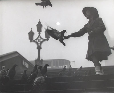 Wolfgang Suschitzky, Westminster Bridge, Embankment, 1934, © Wolfgang Suschitzky / Courtesy The Photographers’ Gallery, London