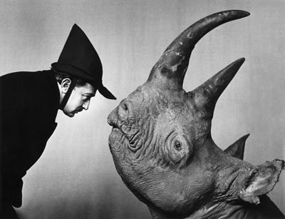 Philippe Halsman, Dalí mit Rhinozeros, 1956/1981Silbergelatineabzug, Sammlung Gaby und Wilhelm Schürmann, Herzogenrath© Nachlass Philippe Halsman