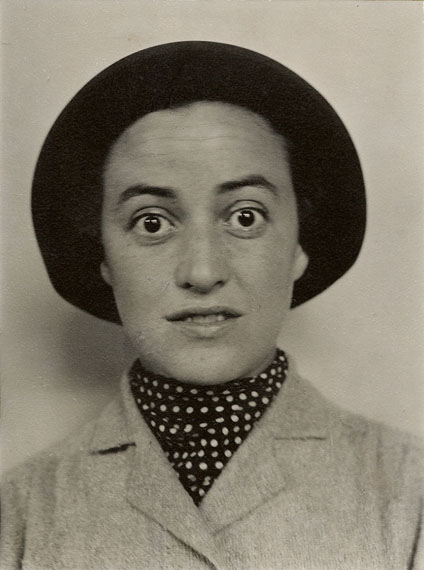 Alfred Stieglitz, „PORTRAIT OF DOROTHY NORMAN“. 1930s, Vintage. Gelatin silver print by Dorothy Norman at the request of Alfred Stieglitz. 8,5 x 6,4 cm. Laid down on cardboard, thereupon on the reverse titled in pencil by Dorothy Norman and stamp: „For Philadelphia Museum Collection Dorothy Norman“.