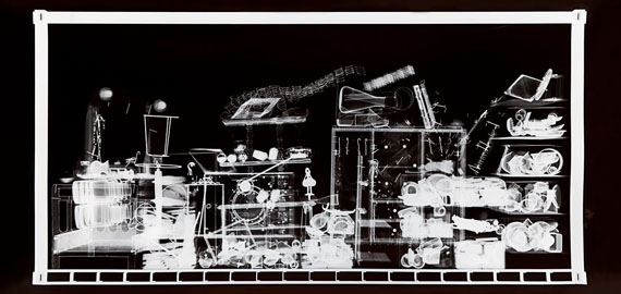 Gabriele Rothemann, „Hab und Gut N° 8“, 2012, Radiographie auf Röntgenfilm, 99,1 x 212,5 cm